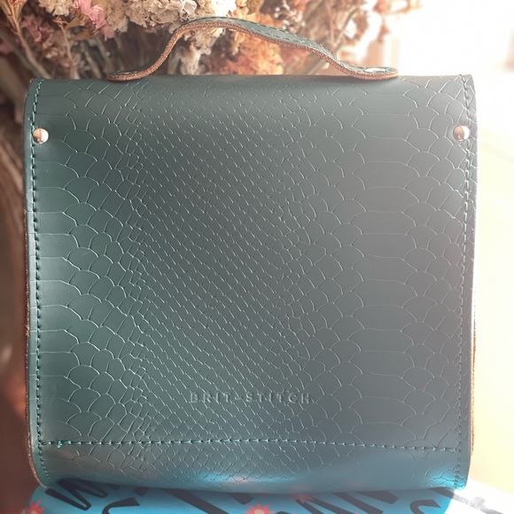 Green Crossbody Bag with Silver Clasp - Picture 5 of 7